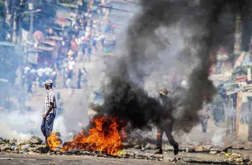 A barricade burns Tuesday, Nov. 5, 2024 in Mozambique's capital, Maputo,Tuesday, Nov. 5, 2024 in protests that have engulfed the country after the opposition rejected the results of the country's polls which saw the Frelimo party extend its 58-year rule. (AP Photo/Carlos Uqueio, File)