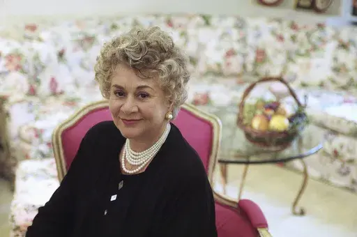 Actress Joan Plowright poses for a portrait at a New York hotel on May 4, 1999. (AP Photo/Suzanne Plunkett, File)