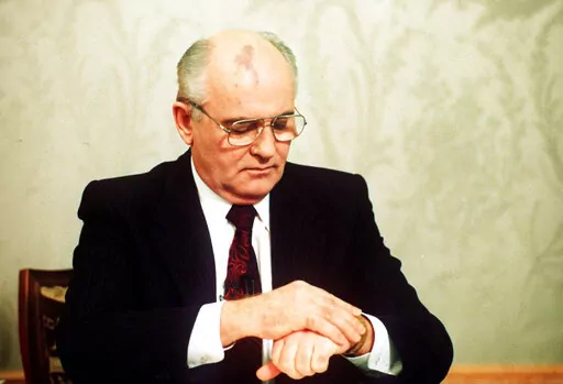 Soviet President Mikhail Gorbachev checks the time on his watch before his resignation speech in the Kremlin on Dec. 25, 1991. Former Soviet leader Mikhail Gorbachev has died Tuesday Aug. 30, 2022 at a Moscow hospital at age 91. (AP Photo/Liu Heung Shing, File)